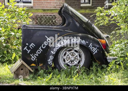 Das Auto ist in zwei Teile geteilt als Symbol für geschiedenes Paar Stockfoto