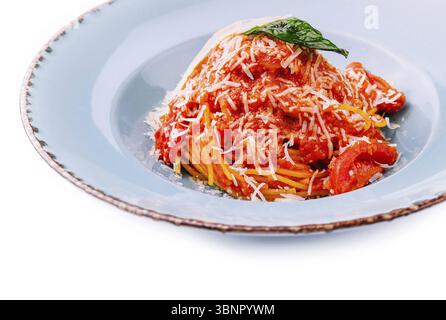 Spaghettipasta in Tomatensauce und Parmesankäse Stockfoto
