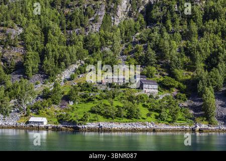 Blick auf die verlassene alte Farm im Gerianger Fjord in More og Romsdal County in Norwegen, Noorwegen Stockfoto