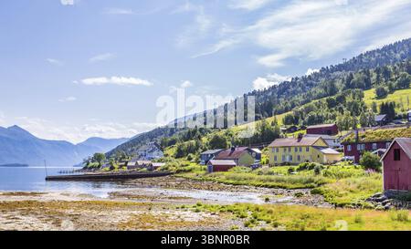 Pictureseque kleines Fischerdorf Eidsora am Tingvollfjorden in mehr og Romsdal County in Norwegen, Noorwegen Stockfoto