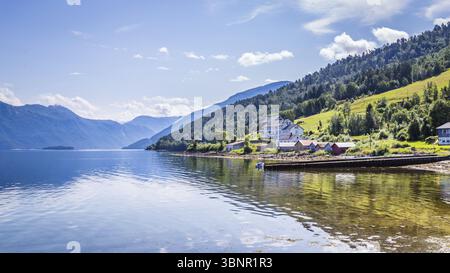 Pictureseque kleines Fischerdorf Eidsora am Tingvollfjorden in mehr og Romsdal County in Norwegen, Noorwegen Stockfoto