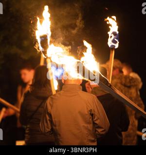 Flamme auf einer hausgemachten Fackel, Feuer auf dem Hintergrund von Nachtstraßen, friedliche Aktionen mit Fackeln.2020 Stockfoto