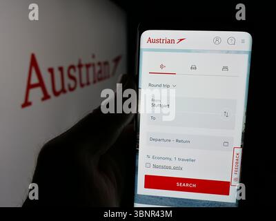 Deutschland. Juni 2025. In dieser Abbildung hält eine Person ein Smartphone mit der Webseite der Austrian Airlines AG (AUA) auf dem Bildschirm vor dem Logo. (Credit Image: © Timon Schneider/SOPA Images via ZUMA Press Wire) NUR REDAKTIONELLE VERWENDUNG! Nicht für kommerzielle ZWECKE! Stockfoto