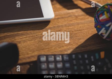 Overhead-Ansicht der Büroausstattung Stockfoto