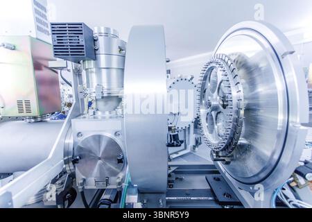 Detaillierte Makroansicht von Hadron-Kollidermaschinen in einem High-Tech-Labor für die Teilchenphysik-Forschung. Stockfoto