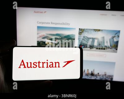 Deutschland. Juni 2025. In dieser Abbildung hält eine Person ein Smartphone mit dem Logo der Austrian Airlines AG (AUA) auf dem Bildschirm vor der Website. (Foto von Timon Schneider/SOPA Images/SIPA USA) *** ausschließlich für redaktionelle Nachrichten *** Credit: SIPA USA/Alamy Live News Stockfoto