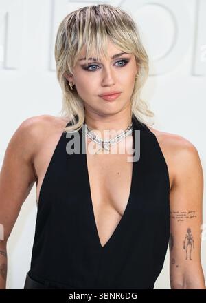 (DATEI) Miley Cyrus erhielt 2026 den Star auf dem Hollywood Walk of Fame. Miley Cyrus gehörte zu den 35 Preisträgern, die am Mittwoch, den 2. Juli 2025 von Eugenio Derbez und Richard Blade angekündigt wurden. HOLLYWOOD, LOS ANGELES, KALIFORNIEN, USA – 7. FEBRUAR 2020: Die US-amerikanische Sängerin, Songwriterin und Schauspielerin Miley Cyrus kommt auf der Tom Ford: Herbstwinter 2020 Fashion Show in den Milk Studios in Hollywood, Los Angeles, Kalifornien, USA. (Foto: Xavier Collin/Image Press Agency) Stockfoto