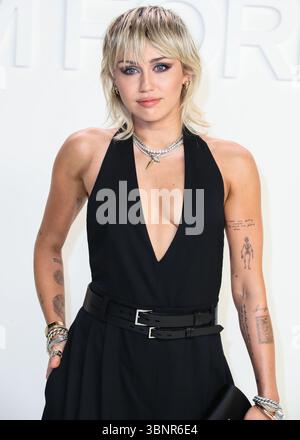 (DATEI) Miley Cyrus erhielt 2026 den Star auf dem Hollywood Walk of Fame. Miley Cyrus gehörte zu den 35 Preisträgern, die am Mittwoch, den 2. Juli 2025 von Eugenio Derbez und Richard Blade angekündigt wurden. HOLLYWOOD, LOS ANGELES, KALIFORNIEN, USA – 7. FEBRUAR 2020: Die US-amerikanische Sängerin, Songwriterin und Schauspielerin Miley Cyrus kommt auf der Tom Ford: Herbstwinter 2020 Fashion Show in den Milk Studios in Hollywood, Los Angeles, Kalifornien, USA. (Foto: Xavier Collin/Image Press Agency) Stockfoto