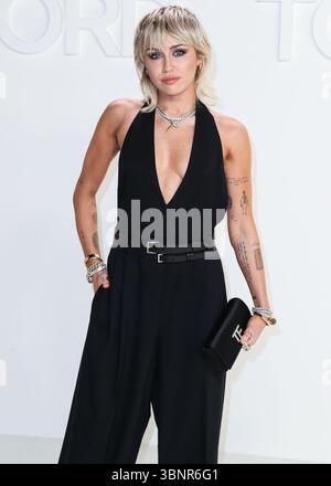 (DATEI) Miley Cyrus erhielt 2026 den Star auf dem Hollywood Walk of Fame. Miley Cyrus gehörte zu den 35 Preisträgern, die am Mittwoch, den 2. Juli 2025 von Eugenio Derbez und Richard Blade angekündigt wurden. HOLLYWOOD, LOS ANGELES, KALIFORNIEN, USA – 7. FEBRUAR 2020: Die US-amerikanische Sängerin, Songwriterin und Schauspielerin Miley Cyrus kommt auf der Tom Ford: Herbstwinter 2020 Fashion Show in den Milk Studios in Hollywood, Los Angeles, Kalifornien, USA. (Foto: Xavier Collin/Image Press Agency) Stockfoto
