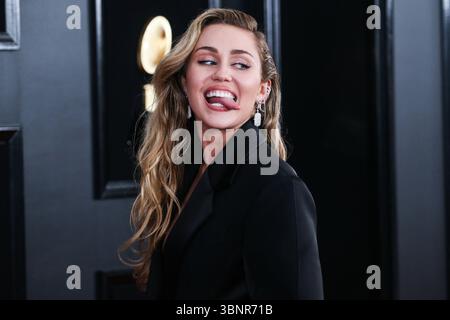 (DATEI) Miley Cyrus erhielt 2026 den Star auf dem Hollywood Walk of Fame. Miley Cyrus gehörte zu den 35 Preisträgern, die am Mittwoch, den 2. Juli 2025 von Eugenio Derbez und Richard Blade angekündigt wurden. LOS ANGELES, KALIFORNIEN, USA – 10. FEBRUAR: Die US-amerikanische Sängerin, Songwriterin und Schauspielerin Miley Cyrus mit Mugler-Outfit und Loree Rodkin-Schmuck kommt bei den 61. Jährlichen GRAMMY Awards, die am 10. Februar 2019 im Staples Center in Los Angeles, Kalifornien, USA, stattfinden. (Foto: Xavier Collin/Image Press Agency) Stockfoto