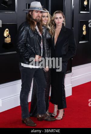 (DATEI) Miley Cyrus erhielt 2026 den Star auf dem Hollywood Walk of Fame. Miley Cyrus gehörte zu den 35 Preisträgern, die am Mittwoch, den 2. Juli 2025 von Eugenio Derbez und Richard Blade angekündigt wurden. LOS ANGELES, KALIFORNIEN, USA – 10. FEBRUAR: Der US-amerikanische Singer-Songwriter und Schauspieler Billy Ray Cyrus, Ehefrau/US-amerikanischer Manager und Filmproduzent Tish Cyrus und die Tochter/US-amerikanische Sängerin, Songwriterin und Schauspielerin Miley Cyrus in Mugler-Outfit und Loree Rodkin-Schmuck werden 61 am 10. Februar 2019 im Staples Center in Los Angeles, Kalifornien, Kalifornien, USA, USA, stattfinden. (Foto: Xavier Collin/Ima Stockfoto