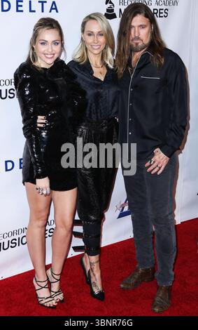 (DATEI) Miley Cyrus erhielt 2026 den Star auf dem Hollywood Walk of Fame. Miley Cyrus gehörte zu den 35 Preisträgern, die am Mittwoch, den 2. Juli 2025 von Eugenio Derbez und Richard Blade angekündigt wurden. LOS ANGELES, KALIFORNIEN, USA – 08. FEBRUAR: Die US-amerikanische Sängerin, Songwriterin und Schauspielerin Miley Cyrus trägt Mugler mit Loree Rodkin Jewelry, Mutter/amerikanischer Manager und Filmproduzent Tish Cyrus und Vater/amerikanischer Singer-Songwriter und Schauspieler Billy Ray Cyrus kommen 2019 am 8. Februar 2019 zu den MusiCares Person of the Year, die Dolly Parton im Los Angeles Convention Center in Kalifornien, Kalifornien, USA, feierten Stockfoto