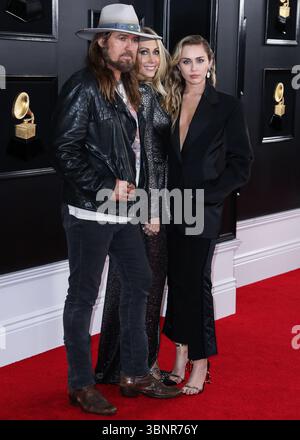 (DATEI) Miley Cyrus erhielt 2026 den Star auf dem Hollywood Walk of Fame. Miley Cyrus gehörte zu den 35 Preisträgern, die am Mittwoch, den 2. Juli 2025 von Eugenio Derbez und Richard Blade angekündigt wurden. LOS ANGELES, KALIFORNIEN, USA – 10. FEBRUAR: Der US-amerikanische Singer-Songwriter und Schauspieler Billy Ray Cyrus, Ehefrau/US-amerikanischer Manager und Filmproduzent Tish Cyrus und die Tochter/US-amerikanische Sängerin, Songwriterin und Schauspielerin Miley Cyrus in Mugler-Outfit und Loree Rodkin-Schmuck werden 61 am 10. Februar 2019 im Staples Center in Los Angeles, Kalifornien, Kalifornien, USA, USA, stattfinden. (Foto: Xavier Collin/Ima Stockfoto