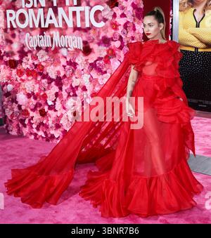 (DATEI) Miley Cyrus erhielt 2026 den Star auf dem Hollywood Walk of Fame. Miley Cyrus gehörte zu den 35 Preisträgern, die am Mittwoch, den 2. Juli 2025 von Eugenio Derbez und Richard Blade angekündigt wurden. LOS ANGELES, KALIFORNIEN, USA – 11. FEBRUAR: Die US-amerikanische Sängerin, Songwriterin und Schauspielerin Miley Cyrus Hemsworth trägt Valentino und kommt zur Premiere von Warner Bros. In Los Angeles „Is't IT Romantic“ im Theatre at Ace Hotel am 11. Februar 2019 in Los Angeles, Kalifornien, USA. (Foto: David Acosta/Image Press Agency) Stockfoto
