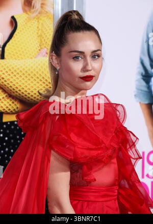(DATEI) Miley Cyrus erhielt 2026 den Star auf dem Hollywood Walk of Fame. Miley Cyrus gehörte zu den 35 Preisträgern, die am Mittwoch, den 2. Juli 2025 von Eugenio Derbez und Richard Blade angekündigt wurden. LOS ANGELES, KALIFORNIEN, USA – 11. FEBRUAR: Die US-amerikanische Sängerin, Songwriterin und Schauspielerin Miley Cyrus Hemsworth trägt Valentino und kommt zur Premiere von Warner Bros. In Los Angeles „Is't IT Romantic“ im Theatre at Ace Hotel am 11. Februar 2019 in Los Angeles, Kalifornien, USA. (Foto: David Acosta/Image Press Agency) Stockfoto