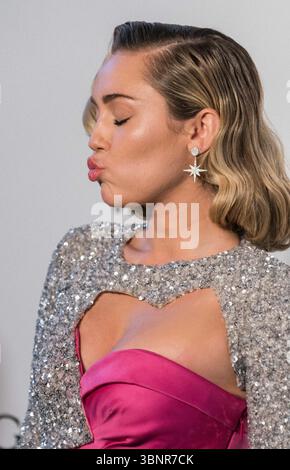 (DATEI) Miley Cyrus erhielt 2026 den Star auf dem Hollywood Walk of Fame. Miley Cyrus gehörte zu den 35 Preisträgern, die am Mittwoch, den 2. Juli 2025 von Eugenio Derbez und Richard Blade angekündigt wurden. WEST HOLLYWOOD, LOS ANGELES, KALIFORNIEN, USA - 4. MÄRZ: Die US-amerikanische Sängerin, Songwriterin und Schauspielerin Miley Cyrus in einem doppelten rosa und funkelnden Moschino-Kleid kommt am 4. März 2018 zur 26. Jährlichen Elton John AIDS Foundation Academy Awards Viewing Party im City of West Hollywood Park in West Hollywood, Los Angeles, Kalifornien, USA. (Foto: Kenneth Chan/Image Press Agency) Stockfoto