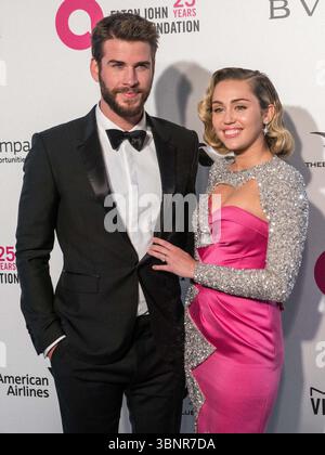 (DATEI) Miley Cyrus erhielt 2026 den Star auf dem Hollywood Walk of Fame. Miley Cyrus gehörte zu den 35 Preisträgern, die am Mittwoch, den 2. Juli 2025 von Eugenio Derbez und Richard Blade angekündigt wurden. WEST HOLLYWOOD, LOS ANGELES, KALIFORNIEN, USA - 4. MÄRZ: Der australische Schauspieler Liam Hemsworth trägt einen Burberry-Smoking und seine Freundin/amerikanische Sängerin, Songwriterin und Schauspielerin Miley Cyrus in einem doppelten rosa und funkelnden Moschino-Kleid kommen bei der 26. Jährlichen Elton John AIDS Foundation's Academy Awards Viewing Party, die am 4. März 2018 im City of West Hollywood Park in Los Angeles, Kalifornien stattfindet Stockfoto
