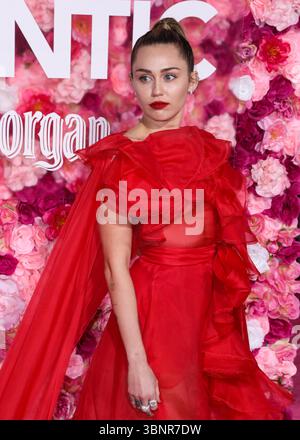 (DATEI) Miley Cyrus erhielt 2026 den Star auf dem Hollywood Walk of Fame. Miley Cyrus gehörte zu den 35 Preisträgern, die am Mittwoch, den 2. Juli 2025 von Eugenio Derbez und Richard Blade angekündigt wurden. LOS ANGELES, KALIFORNIEN, USA – 11. FEBRUAR: Die US-amerikanische Sängerin, Songwriterin und Schauspielerin Miley Cyrus Hemsworth trägt Valentino und kommt zur Premiere von Warner Bros. In Los Angeles „Is't IT Romantic“ im Theatre at Ace Hotel am 11. Februar 2019 in Los Angeles, Kalifornien, USA. (Foto: David Acosta/Image Press Agency) Stockfoto