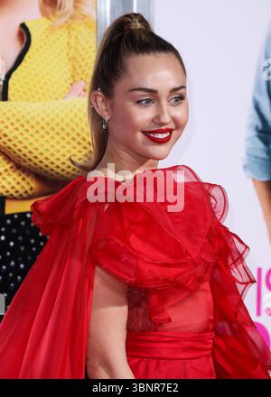 (DATEI) Miley Cyrus erhielt 2026 den Star auf dem Hollywood Walk of Fame. Miley Cyrus gehörte zu den 35 Preisträgern, die am Mittwoch, den 2. Juli 2025 von Eugenio Derbez und Richard Blade angekündigt wurden. LOS ANGELES, KALIFORNIEN, USA – 11. FEBRUAR: Die US-amerikanische Sängerin, Songwriterin und Schauspielerin Miley Cyrus Hemsworth trägt Valentino und kommt zur Premiere von Warner Bros. In Los Angeles „Is't IT Romantic“ im Theatre at Ace Hotel am 11. Februar 2019 in Los Angeles, Kalifornien, USA. (Foto: David Acosta/Image Press Agency) Stockfoto