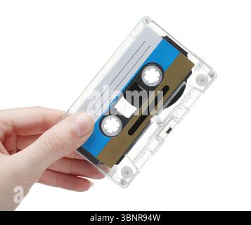 Frau mit Tonkassette mit leerem Etikett auf weißem Hintergrund, Nahaufnahme Stockfoto