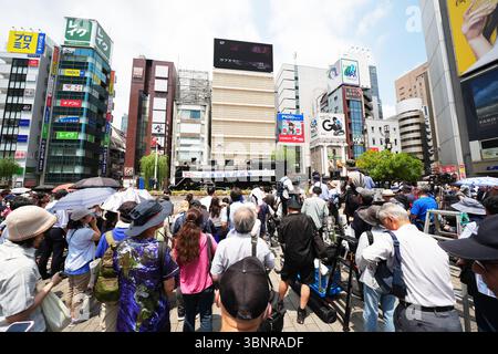 Shimbashi, Tokio, Japan. Juli 2025. Die Leute hören Reden bei einer Wahlkampagne des Kandidaten der Konservativen Partei Japans in Shimbashi, Tokio, Japan, 3. Juli 2025. Die Wahl zum Oberhaus findet am 20. Juli statt. Quelle: AFLO/Alamy Live News Stockfoto