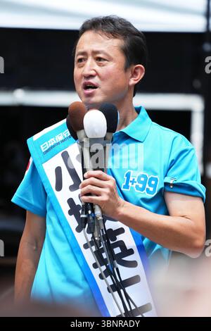 Shimbashi, Tokio, Japan. Juli 2025. Der Kandidat der Konservativen Partei Japans, Eiji Kosaka, nimmt am 3. Juli 2025 an seinem Wahlkampf in Shimbashi, Tokio, Japan Teil. Die Wahl zum Oberhaus findet am 20. Juli statt. Quelle: AFLO/Alamy Live News Stockfoto