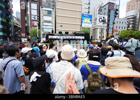 Shimbashi, Tokio, Japan. Juli 2025. Die Leute hören Reden bei einer Wahlkampagne des Kandidaten der Konservativen Partei Japans in Shimbashi, Tokio, Japan, 3. Juli 2025. Die Wahl zum Oberhaus findet am 20. Juli statt. Quelle: AFLO/Alamy Live News Stockfoto