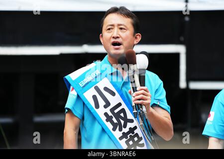 Shimbashi, Tokio, Japan. Juli 2025. Der Kandidat der Konservativen Partei Japans, Eiji Kosaka, nimmt am 3. Juli 2025 an seinem Wahlkampf in Shimbashi, Tokio, Japan Teil. Die Wahl zum Oberhaus findet am 20. Juli statt. Quelle: AFLO/Alamy Live News Stockfoto