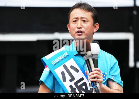 Shimbashi, Tokio, Japan. Juli 2025. Der Kandidat der Konservativen Partei Japans, Eiji Kosaka, nimmt am 3. Juli 2025 an seinem Wahlkampf in Shimbashi, Tokio, Japan Teil. Die Wahl zum Oberhaus findet am 20. Juli statt. Quelle: AFLO/Alamy Live News Stockfoto