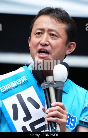 Shimbashi, Tokio, Japan. Juli 2025. Der Kandidat der Konservativen Partei Japans, Eiji Kosaka, nimmt am 3. Juli 2025 an seinem Wahlkampf in Shimbashi, Tokio, Japan Teil. Die Wahl zum Oberhaus findet am 20. Juli statt. Quelle: AFLO/Alamy Live News Stockfoto