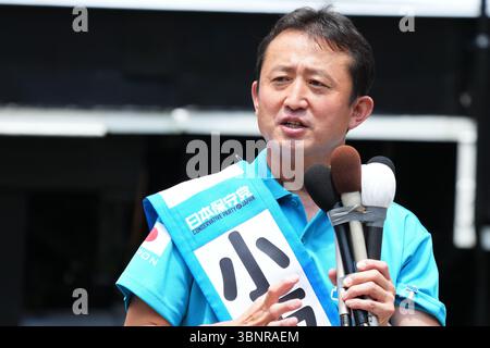 Shimbashi, Tokio, Japan. Juli 2025. Der Kandidat der Konservativen Partei Japans, Eiji Kosaka, nimmt am 3. Juli 2025 an seinem Wahlkampf in Shimbashi, Tokio, Japan Teil. Die Wahl zum Oberhaus findet am 20. Juli statt. Quelle: AFLO/Alamy Live News Stockfoto