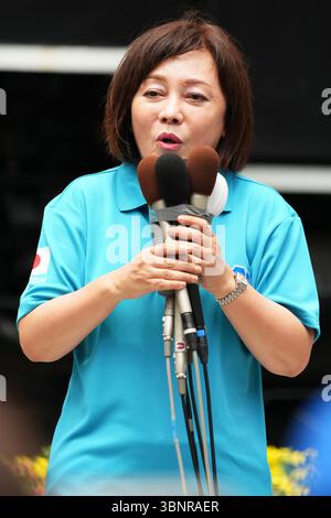 Shimbashi, Tokio, Japan. Juli 2025. Kaori Arimoto, Kandidat der konservativen Partei Japans, nimmt am 3. Juli 2025 an ihrem Wahlkampf in Shimbashi, Tokio, Japan Teil. Die Wahl zum Oberhaus findet am 20. Juli statt. Quelle: AFLO/Alamy Live News Stockfoto
