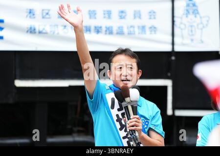 Shimbashi, Tokio, Japan. Juli 2025. Der Kandidat der Konservativen Partei Japans, Eiji Kosaka, nimmt am 3. Juli 2025 an seinem Wahlkampf in Shimbashi, Tokio, Japan Teil. Die Wahl zum Oberhaus findet am 20. Juli statt. Quelle: AFLO/Alamy Live News Stockfoto