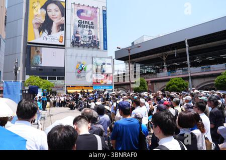 Shimbashi, Tokio, Japan. Juli 2025. Die Leute hören Reden bei einer Wahlkampagne des Kandidaten der Konservativen Partei Japans in Shimbashi, Tokio, Japan, 3. Juli 2025. Die Wahl zum Oberhaus findet am 20. Juli statt. Quelle: AFLO/Alamy Live News Stockfoto
