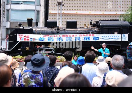 Shimbashi, Tokio, Japan. Juli 2025. Katsuhiko Umehara, Kandidat der konservativen Partei Japans, nimmt am 3. Juli 2025 an seinem Wahlkampf in Shimbashi, Tokio, Teil. Die Wahl zum Oberhaus findet am 20. Juli statt. Quelle: AFLO/Alamy Live News Stockfoto