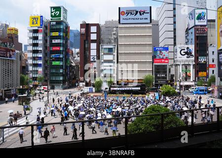 Shimbashi, Tokio, Japan. Juli 2025. Die Leute hören Reden bei einer Wahlkampagne des Kandidaten der Konservativen Partei Japans in Shimbashi, Tokio, Japan, 3. Juli 2025. Die Wahl zum Oberhaus findet am 20. Juli statt. Quelle: AFLO/Alamy Live News Stockfoto