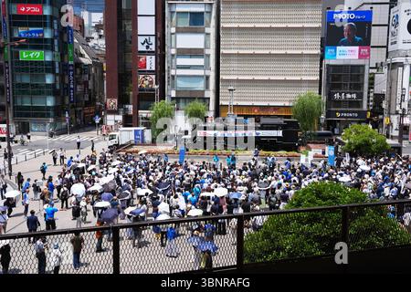 Shimbashi, Tokio, Japan. Juli 2025. Die Leute hören Reden bei einer Wahlkampagne des Kandidaten der Konservativen Partei Japans in Shimbashi, Tokio, Japan, 3. Juli 2025. Die Wahl zum Oberhaus findet am 20. Juli statt. Quelle: AFLO/Alamy Live News Stockfoto