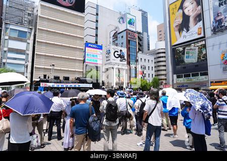 Shimbashi, Tokio, Japan. Juli 2025. Die Leute hören Reden bei einer Wahlkampagne des Kandidaten der Konservativen Partei Japans in Shimbashi, Tokio, Japan, 3. Juli 2025. Die Wahl zum Oberhaus findet am 20. Juli statt. Quelle: AFLO/Alamy Live News Stockfoto
