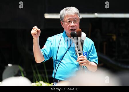 Shimbashi, Tokio, Japan. Juli 2025. Katsuhiko Umehara, Kandidat der konservativen Partei Japans, nimmt am 3. Juli 2025 an seinem Wahlkampf in Shimbashi, Tokio, Teil. Die Wahl zum Oberhaus findet am 20. Juli statt. Quelle: AFLO/Alamy Live News Stockfoto