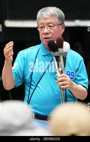 Shimbashi, Tokio, Japan. Juli 2025. Katsuhiko Umehara, Kandidat der konservativen Partei Japans, nimmt am 3. Juli 2025 an seinem Wahlkampf in Shimbashi, Tokio, Teil. Die Wahl zum Oberhaus findet am 20. Juli statt. Quelle: AFLO/Alamy Live News Stockfoto