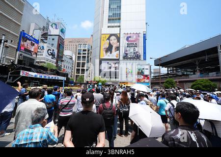 Shimbashi, Tokio, Japan. Juli 2025. Die Leute hören Reden bei einer Wahlkampagne des Kandidaten der Konservativen Partei Japans in Shimbashi, Tokio, Japan, 3. Juli 2025. Die Wahl zum Oberhaus findet am 20. Juli statt. Quelle: AFLO/Alamy Live News Stockfoto