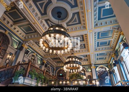 Viktorianische Hotellobby mit großen runden Kronleuchtern und Kassettendecke. London, UK, 5. Mai 2024 Stockfoto