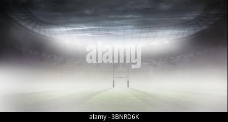 Mit flachen Rugby-Torpfosten in nebelgefüllter Arena, beleuchtetem Rasenplatz unter Flutlichtern Stockfoto