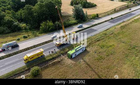 Leizen, Deutschland. Juli 2025. Bei einem schweren Busunfall auf der A19 bei Röbel im Landkreis Mecklenburgische Seenplatte wurden am Freitagabend mindestens 20 Menschen verletzt. Ein Flixbus verließ die Straße auf der Autobahn 19 in Mecklenburg-Vorpommern und kippte auf die Seite. René Schröder/NEWS5/dpa/Alamy Live News Stockfoto