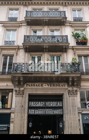 Paris, Frankreich - 8. Juni 2025 : Passage Verdeau Arcade Allee Stockfoto