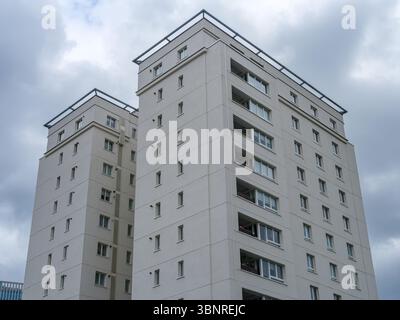 Vereinigtes Königreich, London, 07. Juli 2025. Zwei weiße Wohntürme erheben sich unter einem bewölkten Himmel in East London und zeigen die Wohnarchitektur der Nachkriegszeit und Stockfoto