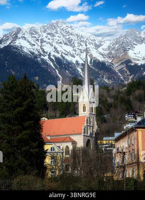 Nikolauskirche in Innsbruck mit dem Karwendelgebirge im Hintergrund Stockfoto