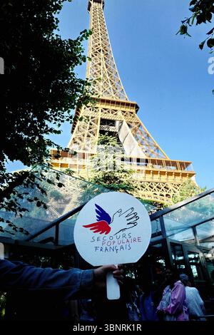 Paris, Frankreich. Juni 2018. Vacances de Oufs, Pressekonferenz der Kinder des SPF (französischer Secours Populaire), der Freunde der Welt, um den Welttag der vergessenen Feiertage am 20. August 2025 und alle Feierlichkeiten zu präsentieren, die zu diesem Anlass organisiert werden. Eiffelturm. Paris, 3. Juli 2025.Foto: Ait Adjedjou Karim /ABACAPRESS.COM Credit: Abaca Press/Alamy Live News Stockfoto