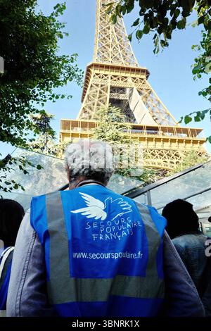 Paris, Frankreich. Juni 2018. Vacances de Oufs, Pressekonferenz der Kinder des SPF (französischer Secours Populaire), der Freunde der Welt, um den Welttag der vergessenen Feiertage am 20. August 2025 und alle Feierlichkeiten zu präsentieren, die zu diesem Anlass organisiert werden. Eiffelturm. Paris, 3. Juli 2025.Foto: Ait Adjedjou Karim /ABACAPRESS.COM Credit: Abaca Press/Alamy Live News Stockfoto