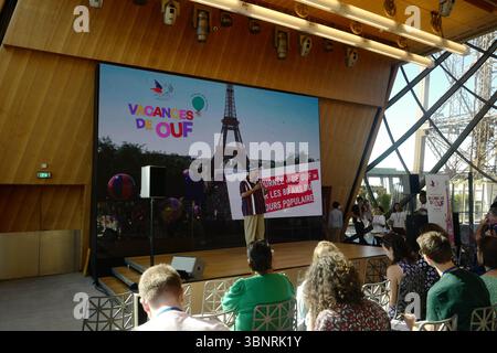Paris, Frankreich. Juni 2018. Vacances de Oufs, Pressekonferenz der Kinder des SPF (französischer Secours Populaire), der Freunde der Welt, um den Welttag der vergessenen Feiertage am 20. August 2025 und alle Feierlichkeiten zu präsentieren, die zu diesem Anlass organisiert werden. Eiffelturm. Paris, 3. Juli 2025.Foto: Ait Adjedjou Karim /ABACAPRESS.COM Credit: Abaca Press/Alamy Live News Stockfoto